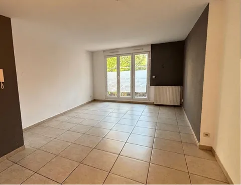 Pièce de vie et entrée de l’appartement