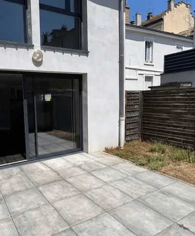 Terrasse et accès extérieur de la maison