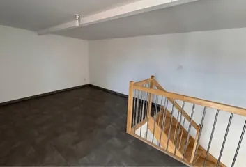 Palier et escalier desservant les chambres