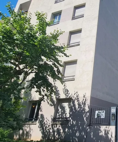 Façade de la résidence et ses arbres