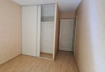 Chambre avec rangements intégrés