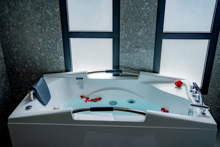 Baignoire balnéo — Maison d’hôtes Grand-Bassam