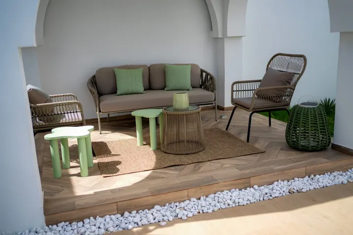 Le salon extérieur sous l’arche — Maison d’hôtes Grand-Bassam