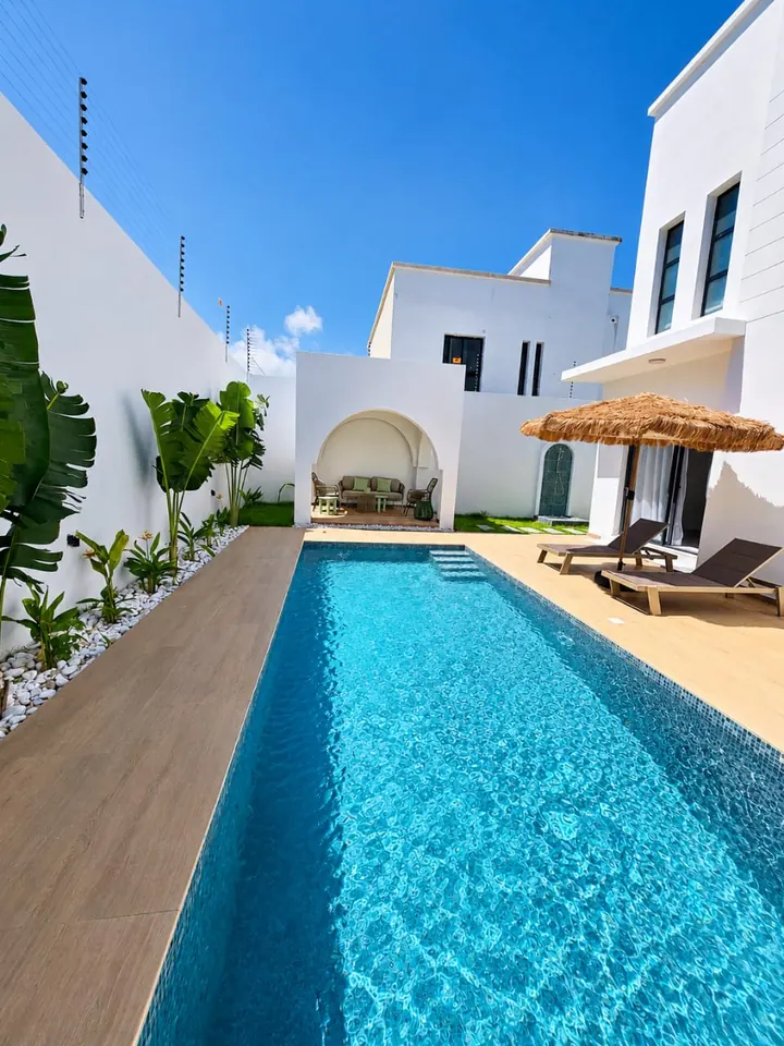 La piscine et sa paillote — Maison d’hôtes Grand-Bassam