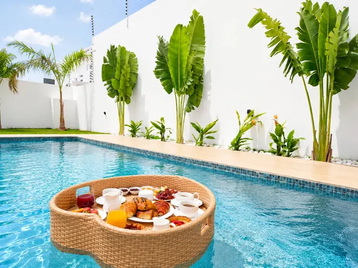 Petit-déjeuner flottant dans la piscine — Maison d’hôtes Grand-Bassam