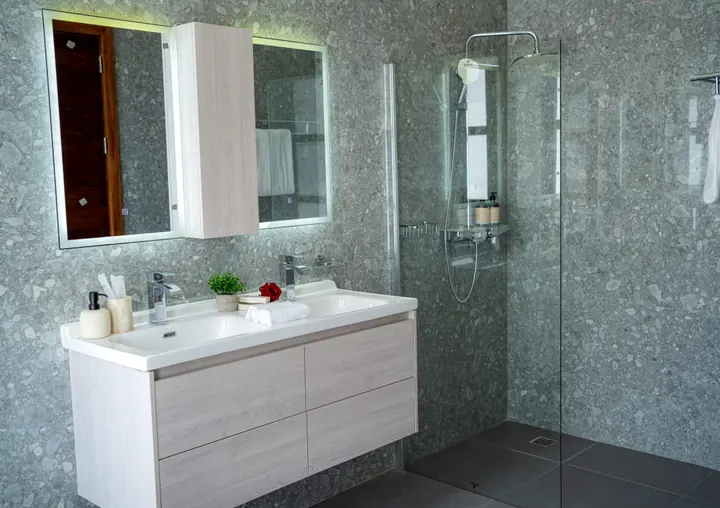 Salle de bain à double vasque — Maison d’hôtes Grand-Bassam