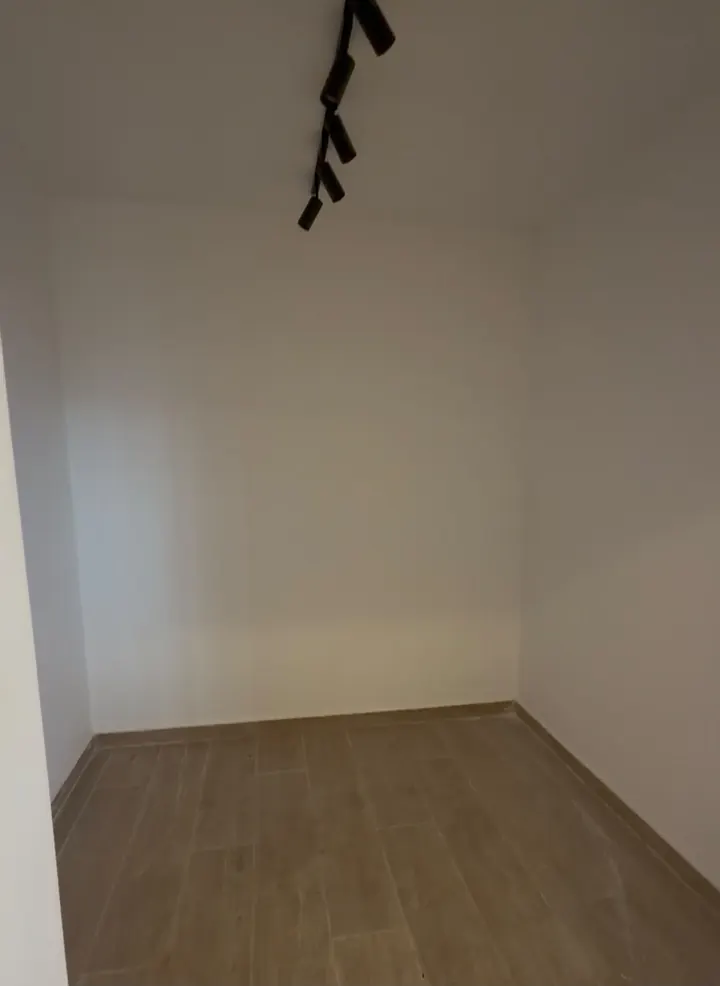 Pièce au sol effet bois — appartement à Abidjan