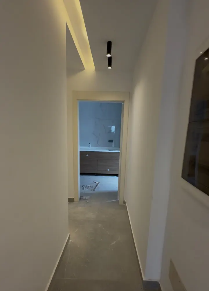 Le couloir desservant les pièces — appartement à Abidjan
