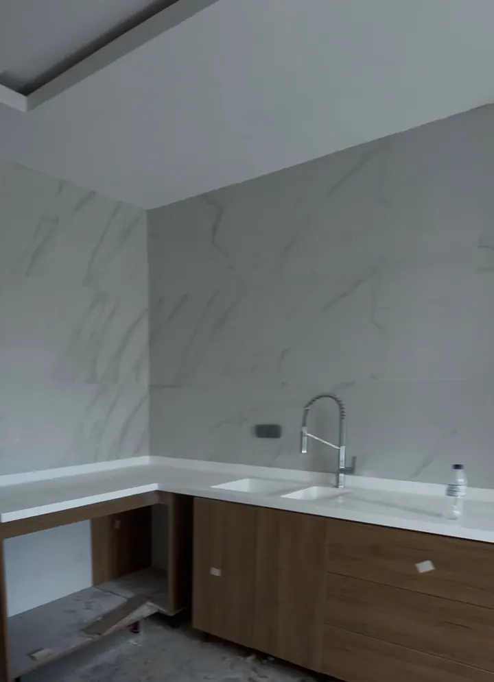 La cuisine, en cours d’installation — appartement à Abidjan