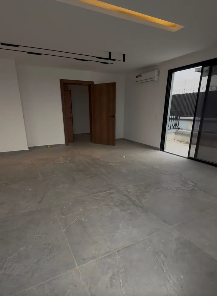 Pièce de vie avec accès à la terrasse — appartement à Abidjan
