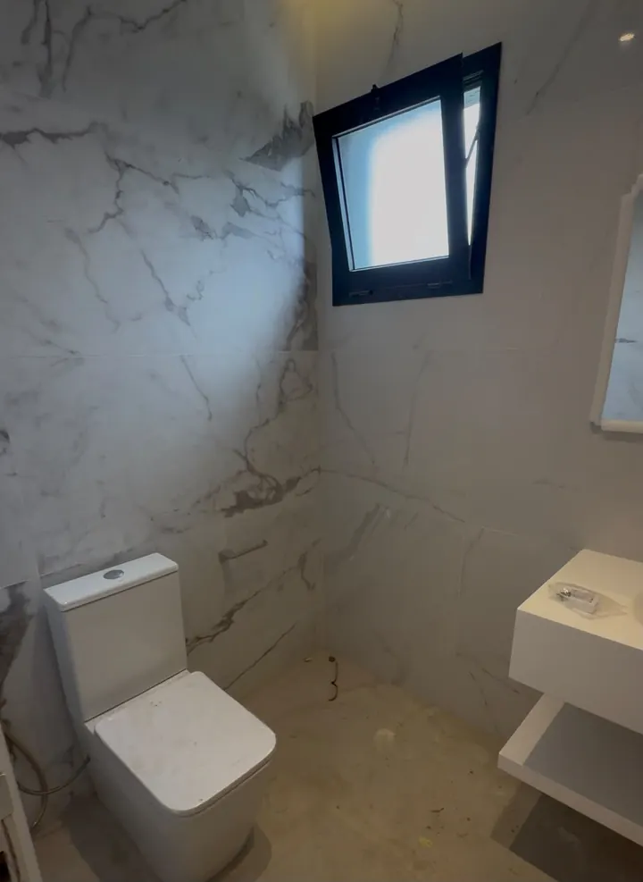 Salle d’eau aux murs effet marbre — appartement à Abidjan