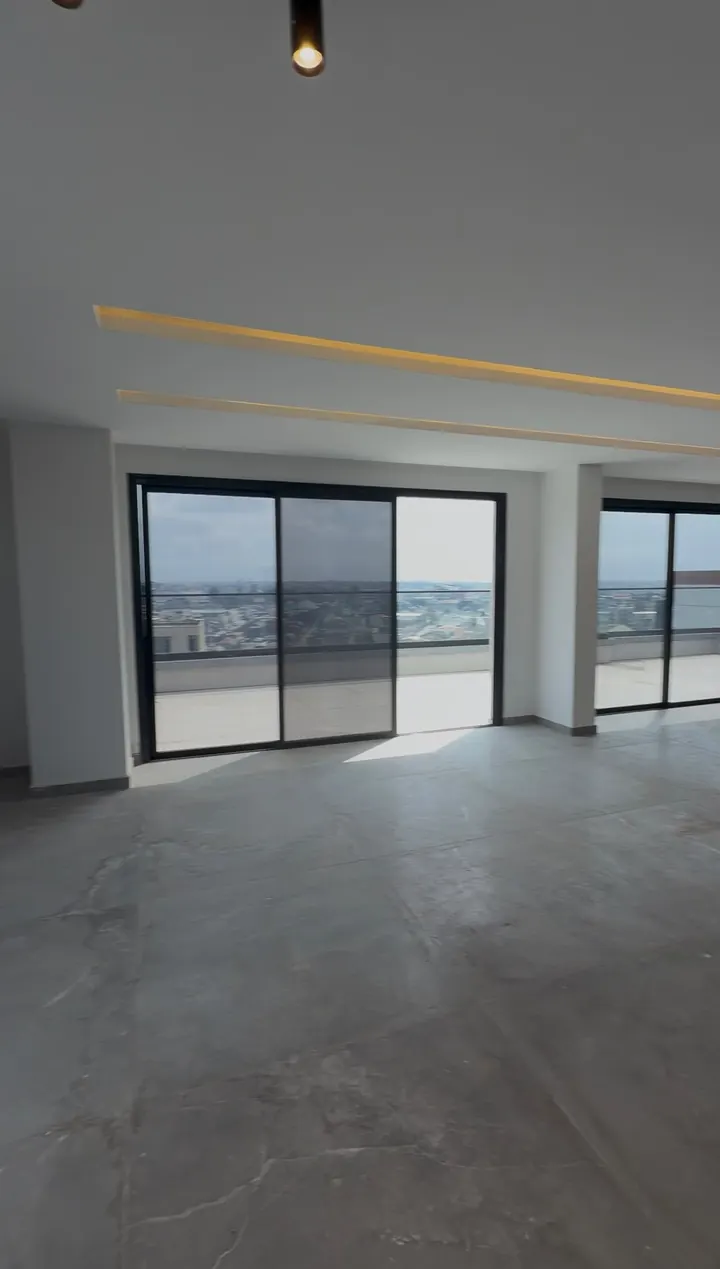 Baies vitrées ouvertes sur la terrasse — appartement à Abidjan