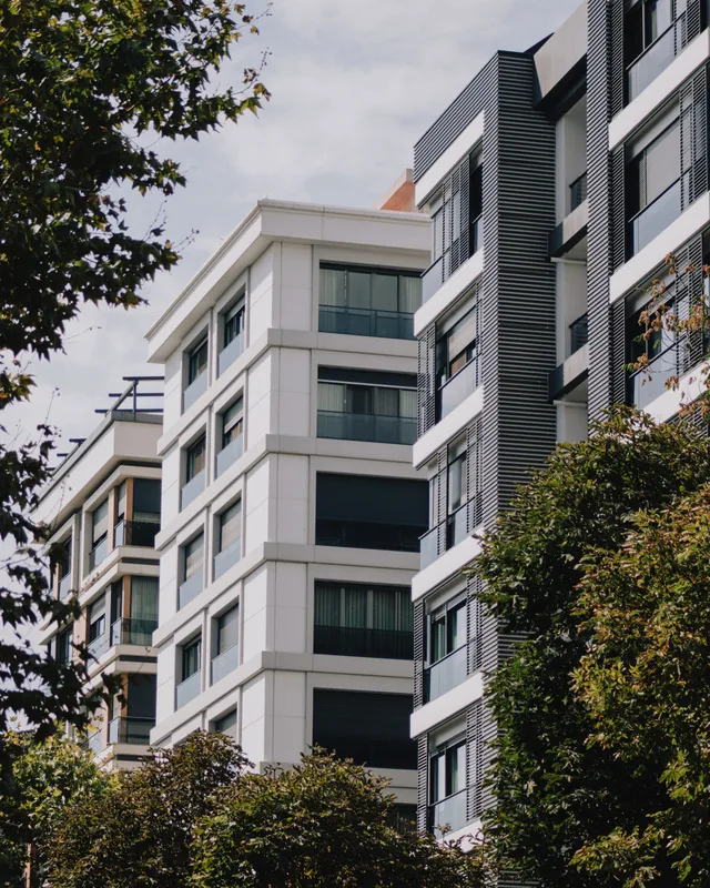 Façade d’une résidence contemporaine bordée d’arbres