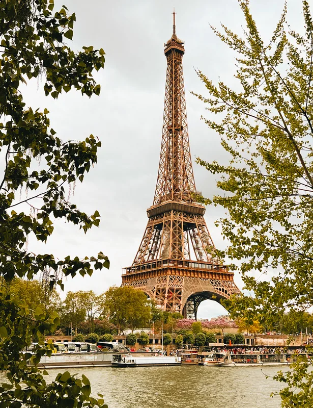La tour Eiffel et les bords de Seine à Paris